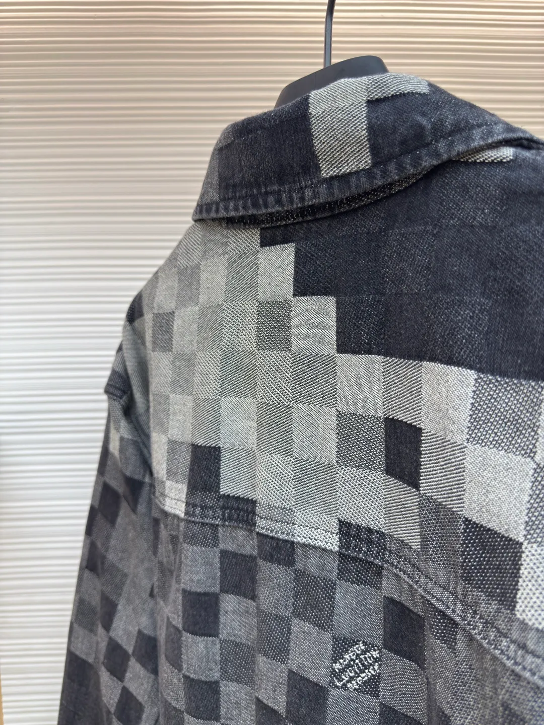 LOUIS VUITTON checkerboard mosaic denim jacket ●Authentic product: 25900 purchased and developed ●Item number: 1680019-C05 ●Fabric: denim fabric ●Technology: Jacquard technology ●Version: Fitted version ●Size: 46-48-50-52 ●Weight: about 1250g ●Description: Gradient mosaic plaid fabric developed as it is Restored letter jacquard on denim The minimum order quantity for the pearl hardware laser engraving logo is 6w. The cost of a single pearl button is RMB. The details are processed perfectly. After the garment is ready, the enzyme soaking and washing process is used to make the denim slightly yellowed to show the traces of time. Finally, the buttons are hand-buttoned. Machine equipment cannot be used for buttoning because the button material is pearls. The scrap rate of machine buttoning is 40%. The 13 pearl buttons on the whole body are all hand-buttoned. Unreplicable works of art pay tribute to Fei Dong. The overall wiring is straight and delicate, the fabric is comfortable and soft, and the color is consistent without color difference. It can be matched with the same style to create a fashionable look and control various occasions. Customized accessories, complete with three standards, same style for men and women!